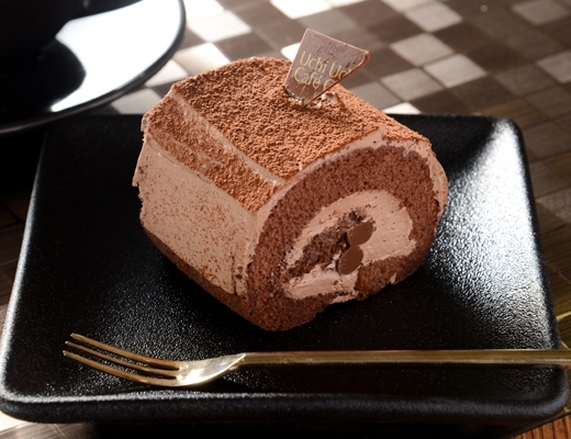Uchi Cafe’ SWEETS スペシャルショコラケーキを包んだブッシュドノエル
