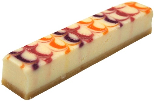 彩りフルーツソースの白いチーズケーキ